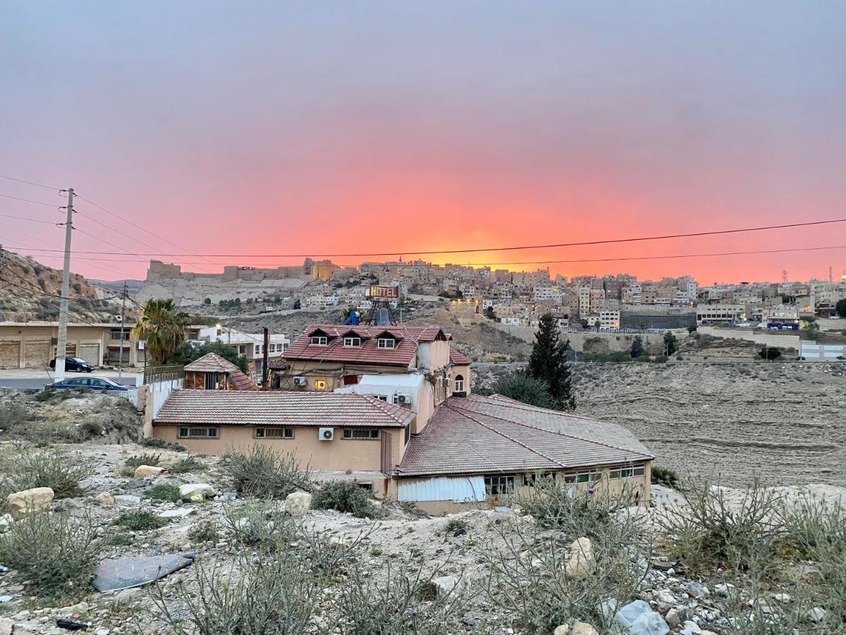 Cairwan Hotel Karak Exteriör bild